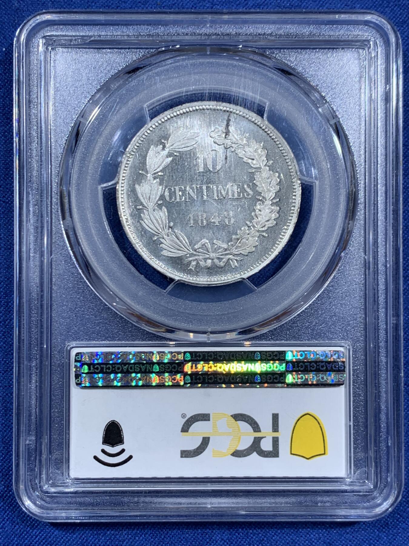《竞宝斋》第460场 周日，周一，2场连拍 （全场包邮）欢迎送拍 PCGS SP64 亚军分 法国1848年桂冠女神10分样币，标注Essai，镜面感十足。个人非常喜欢此款设计，女神面颊起伏丰满，嘴唇肉嘟嘟，花环发丝的细节精度拉满。人物正面像的雕刻难度很大，此枚堪称同时代的炫技之作。背面支撑有磕