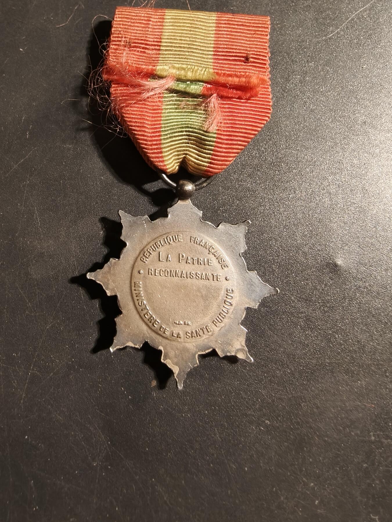 老王徽章第178期 法国银级军官级母亲奖章