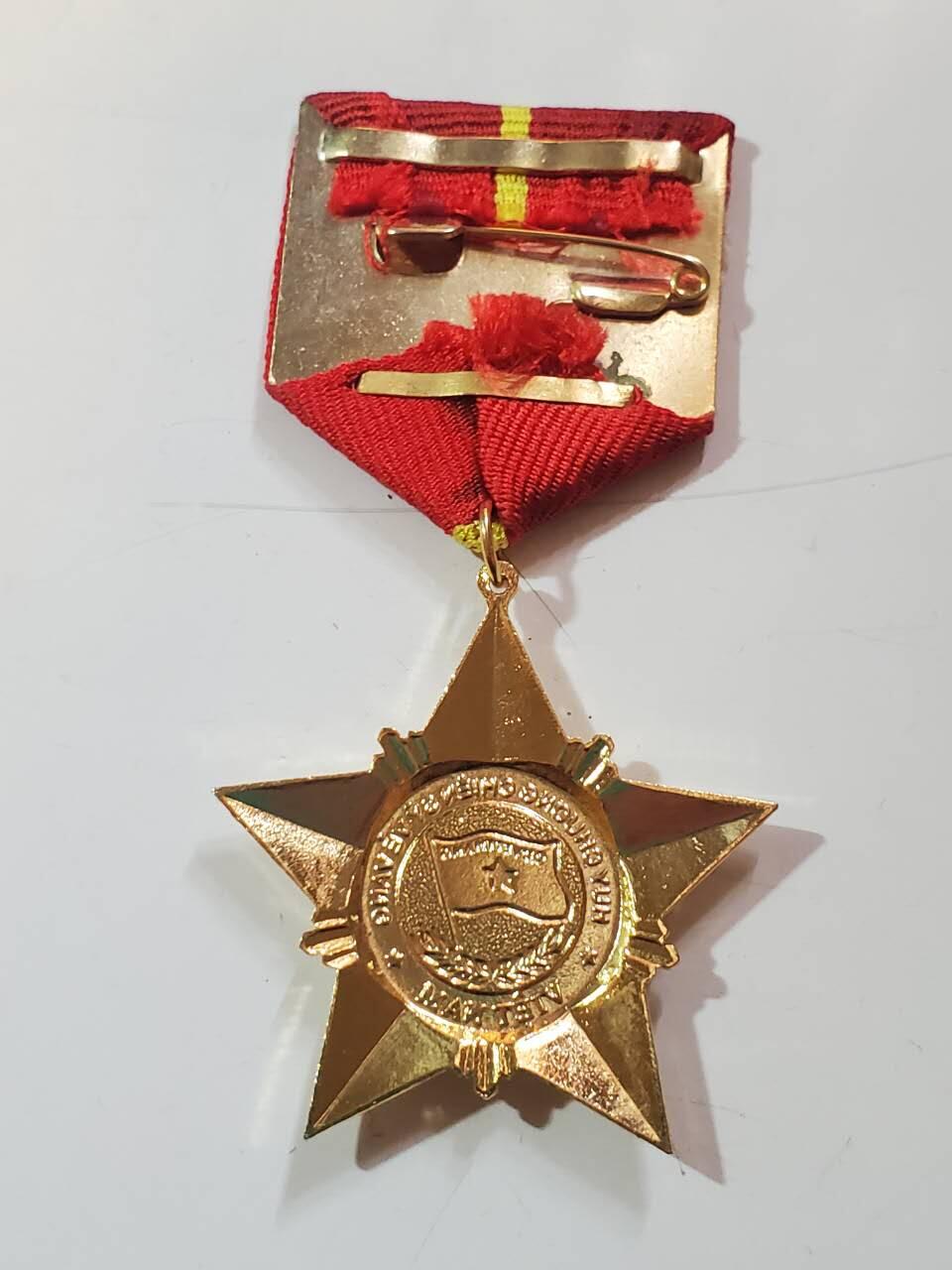 韵星假日拍卖第三十八期 -- Rimey Holidays Auction 38 越南社会主义共和国三级光荣战士奖章 06版本 铜镀金