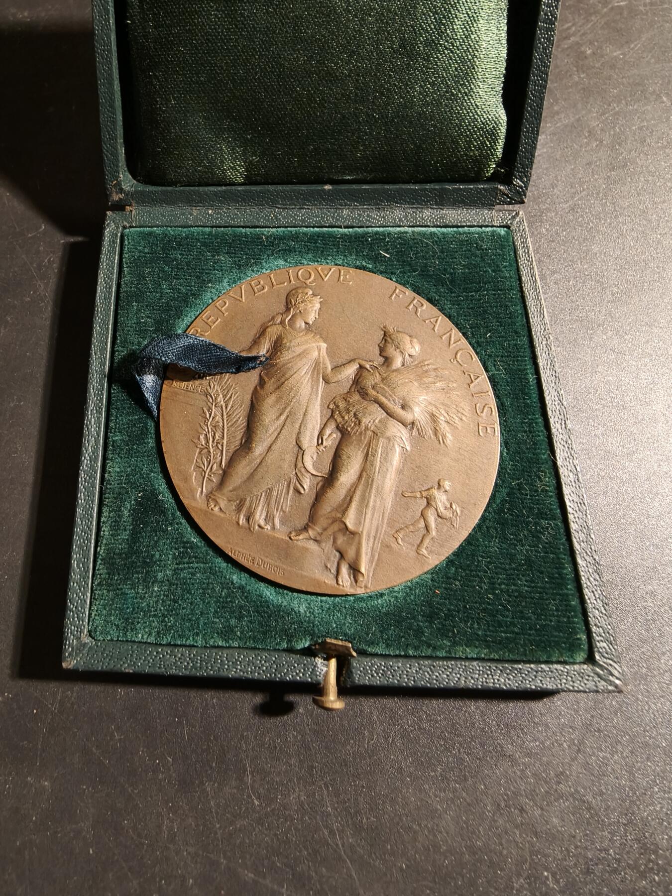 老王徽章第178期 法国1907年巴黎农业协会大铜章    原盒    大师阿尔菲杜布瓦作品     直径50mm     重量59.1g
