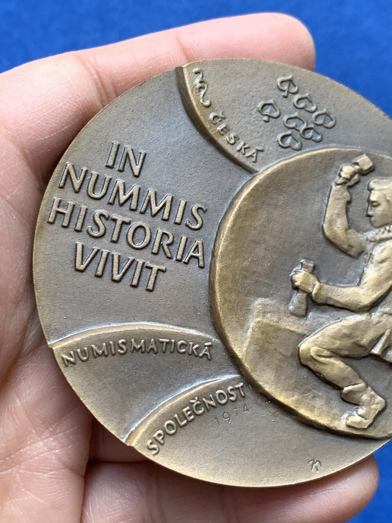 《竞宝斋》第460场 周日，周一，2场连拍 （全场包邮）欢迎送拍 捷克斯洛伐克钱币学会纪念章 正面为该协会创始人爱德华·菲亚拉 142.6克 69.3mm