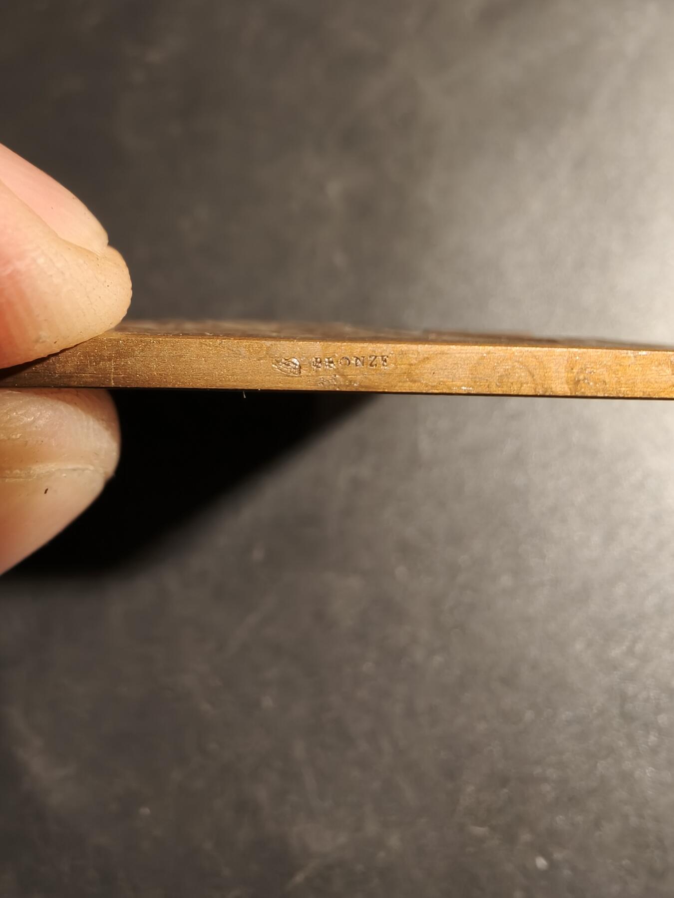 老王徽章第178期 法国方形大铜章     原盒      尺寸50×43mm    重量48.2g