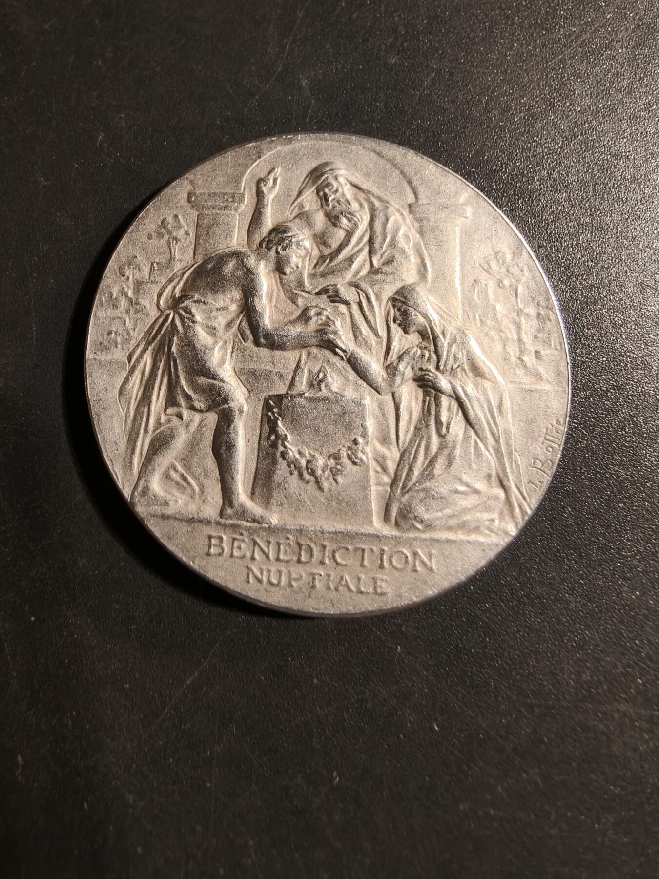 老王徽章第178期 法国婚礼银章    原盒    路易·波特大师经典名作五天使版本     1899年实发       950银     直径37mm     重量21.1g