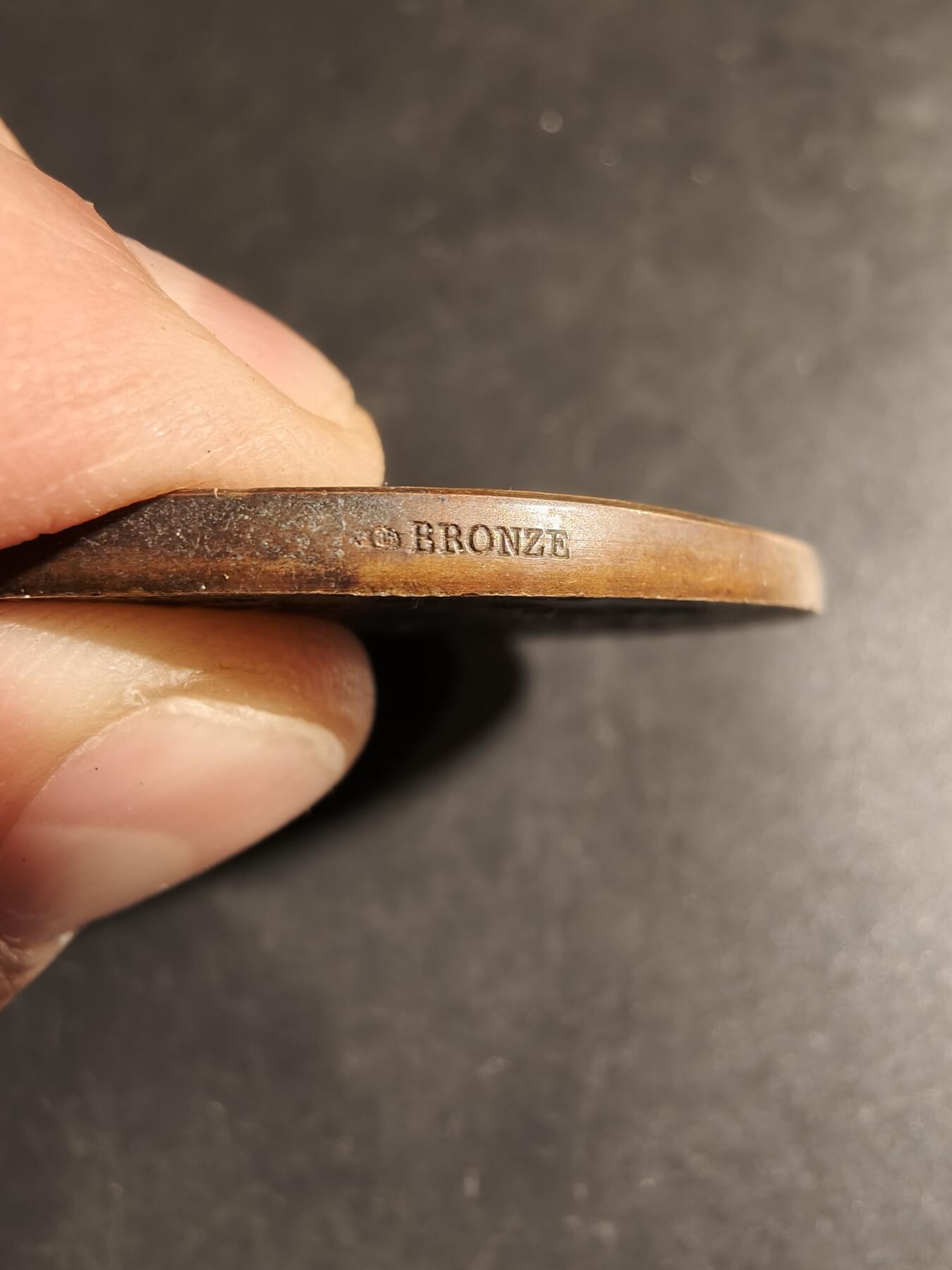 老王徽章第178期 法国战争部射击竞赛大铜章     大师亨利杜布瓦作品     戎装玛丽安娜      直径50mm     重量55.8g     原盒