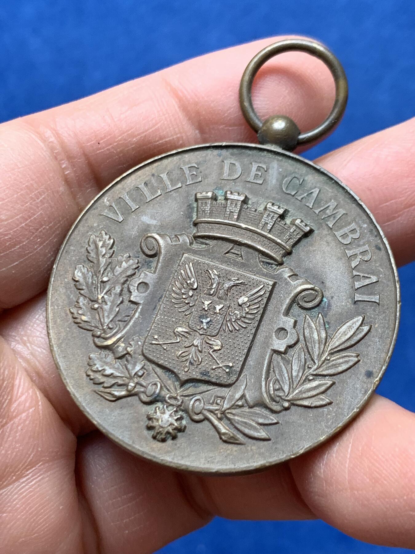 《竞宝斋》第460场 周日，周一，2场连拍 （全场包邮）欢迎送拍 法国康布雷市城市纪念铜章 带环重38.4克 42mm