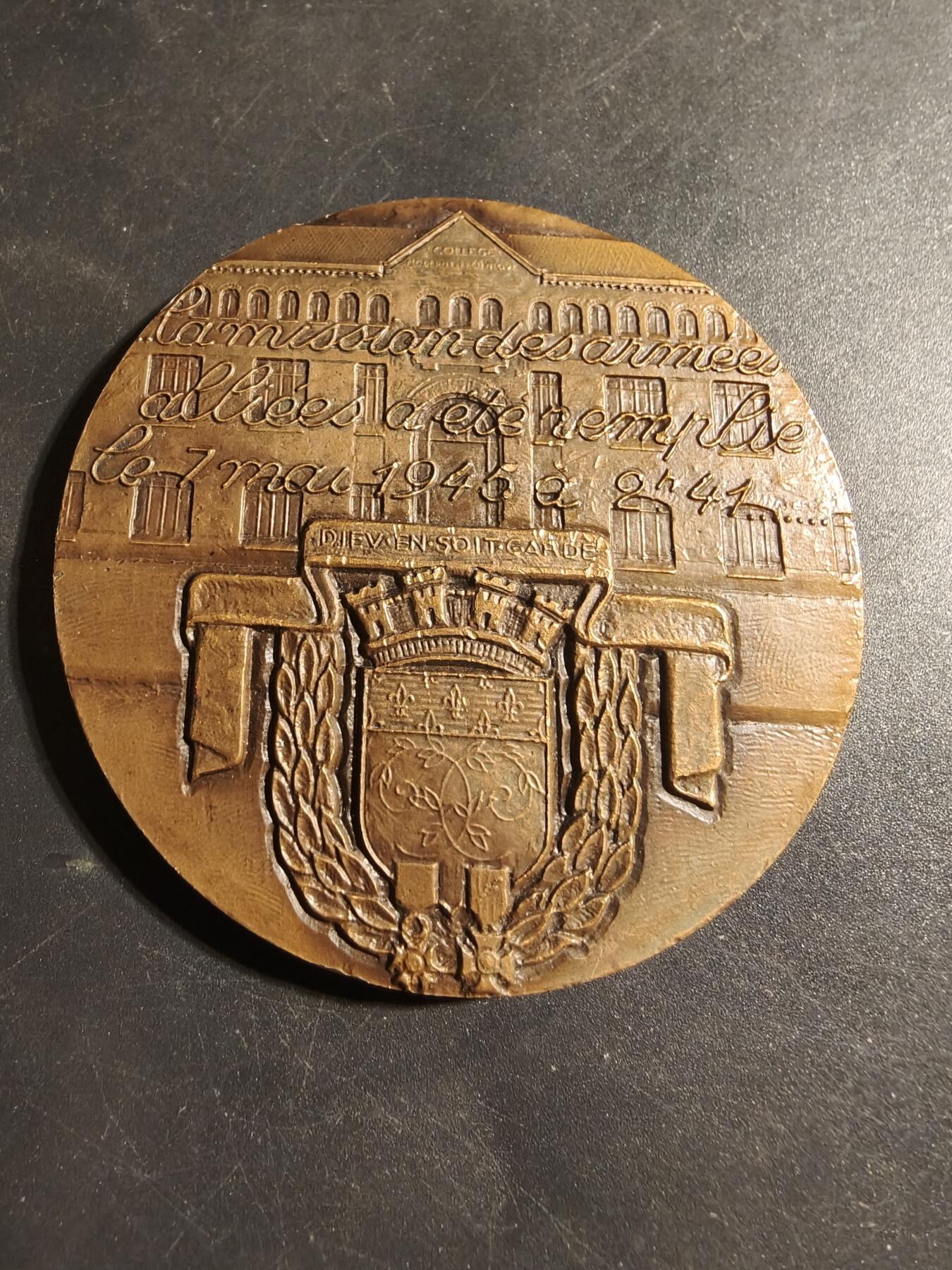 老王徽章第178期 法国1945年3月解放兰斯市大铜章    原盒，盒子卡扣损坏      直径66mm     重量151.7g