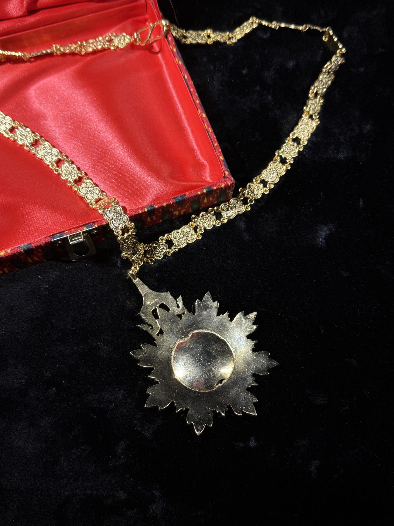 戎马世界章牌大赏第110期 柬埔寨皇室勋章大链章 最顶级