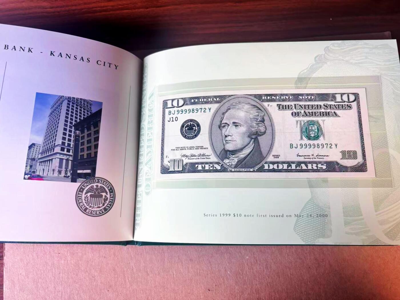 【Blue Auction】世界纸币精拍第777期——18级TOP拍卖/信誉/品质/专业/高效💫  【12区99998972全同号 新版美元首发纪念 BEP原装皮册】美国1999年10美金 内含财政部长签名及各储备区银行图文介绍 仅2000套 全新UNC