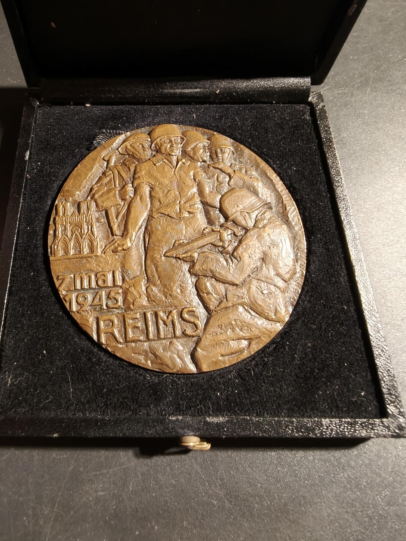 老王徽章第178期 法国1945年3月解放兰斯市大铜章    原盒，盒子卡扣损坏      直径66mm     重量151.7g