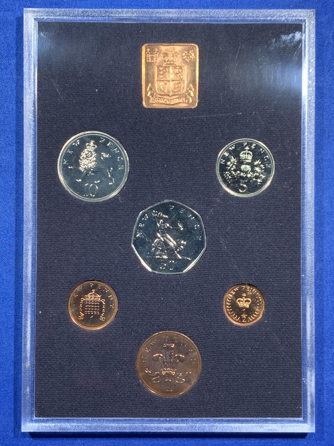 《竞宝斋》第460场 周日，周一，2场连拍 （全场包邮）欢迎送拍 英国1976年精制套币 礼品原装6枚币和1枚章