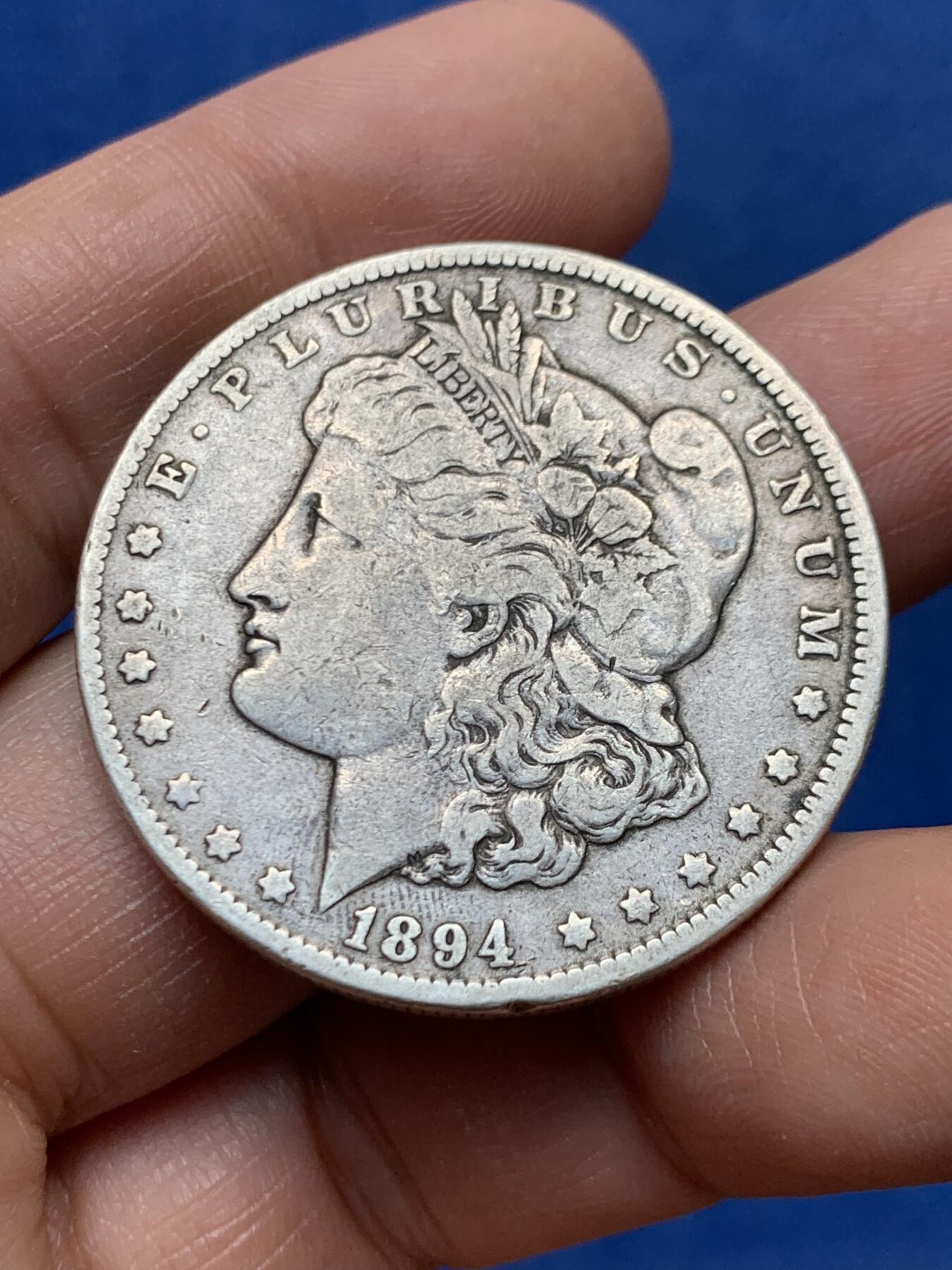 《竞宝斋》第460场 周日，周一，2场连拍 （全场包邮）欢迎送拍 美国1894 年O版摩根银币 3大特年之一 年份玩家必备的年份之一 国内市场少见 国外价高 VF品相 流通好品