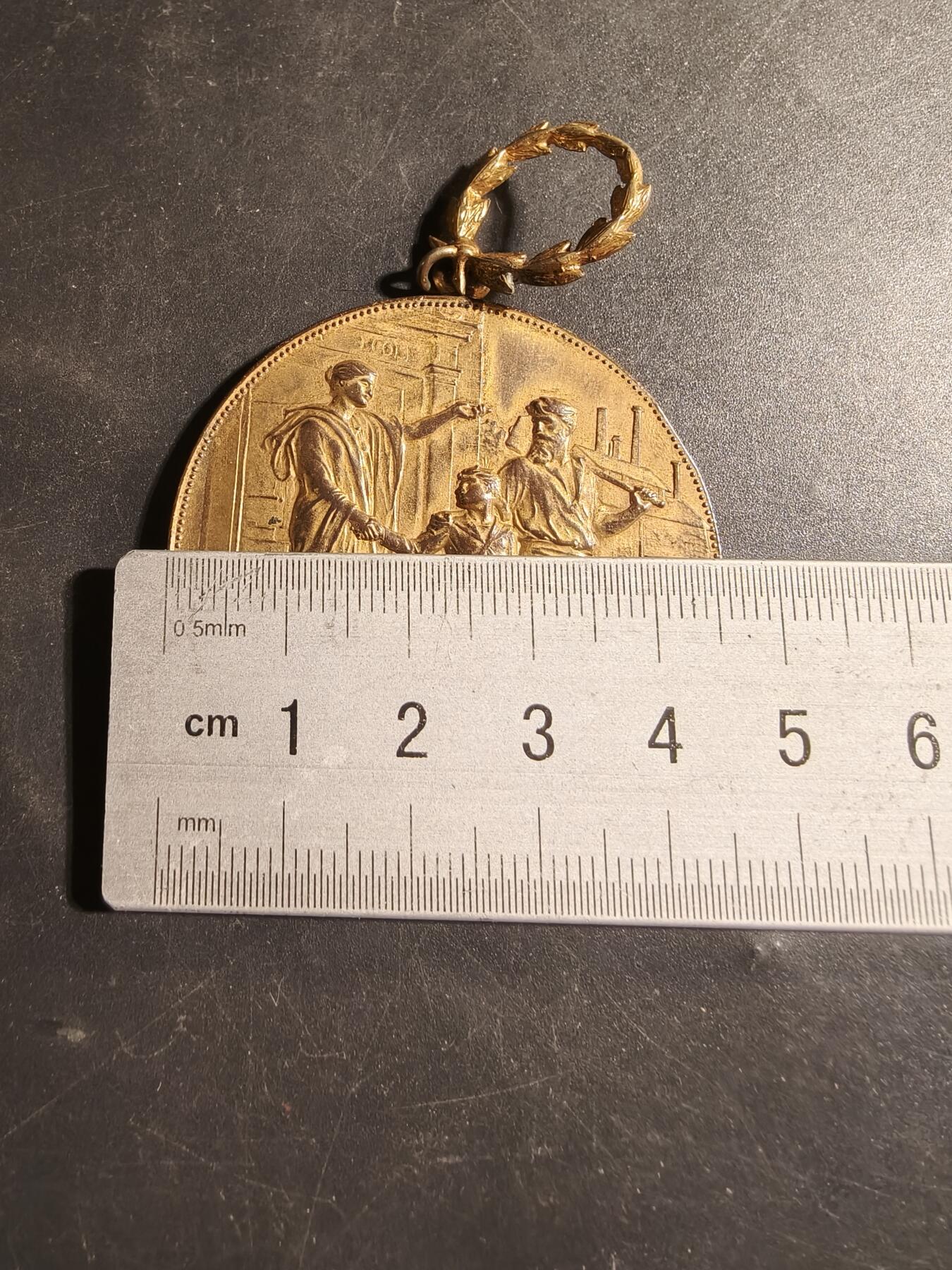 老王徽章第178期 法国1894年小学教育证书镀金大尺寸奖章    原盒     直径46mm    重量43.5g