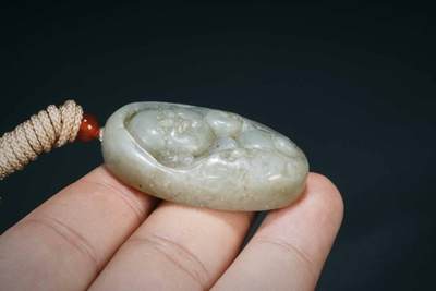 上海都达杂项专场三十四【年后发货全场包邮】  天然和田玉精雕《招财弥勒》挂件 附鉴定证书86-104