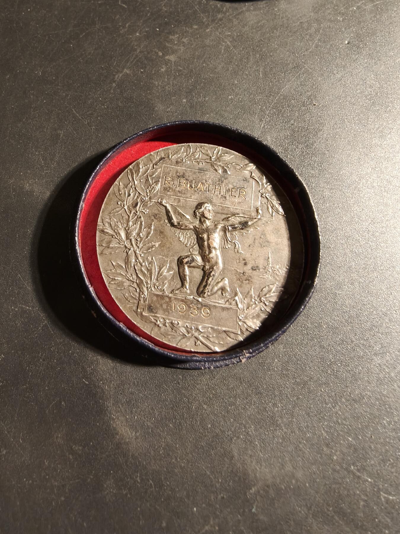 老王徽章第178期 法国罗讷省职业教育协会文学竞赛镀银大铜章     原盒     直径39mm    重量34.5g