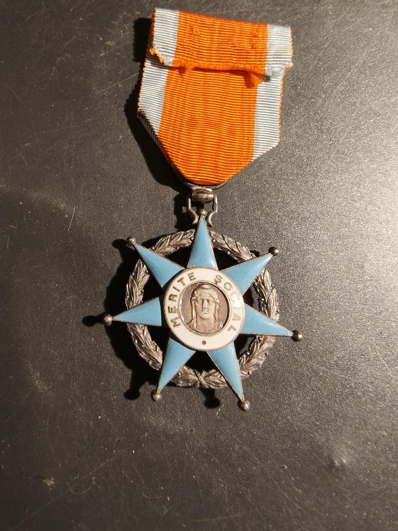 老王徽章第178期 法国骑士级社会功勋勋章    银质珐琅     原盒     17.3g