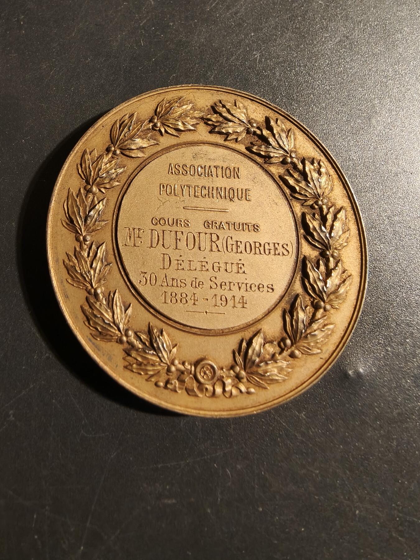 老王徽章第178期 法国综合理工协会30服务大银章    950银镀金     直径45mm    重量48g