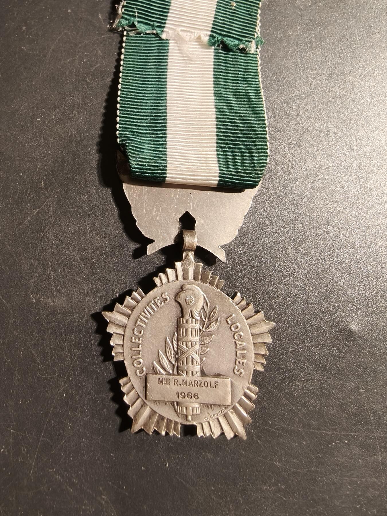 老王徽章第178期 法国银级地方嘉奖奖章    螃蟹银标     1966年实发     20.1g