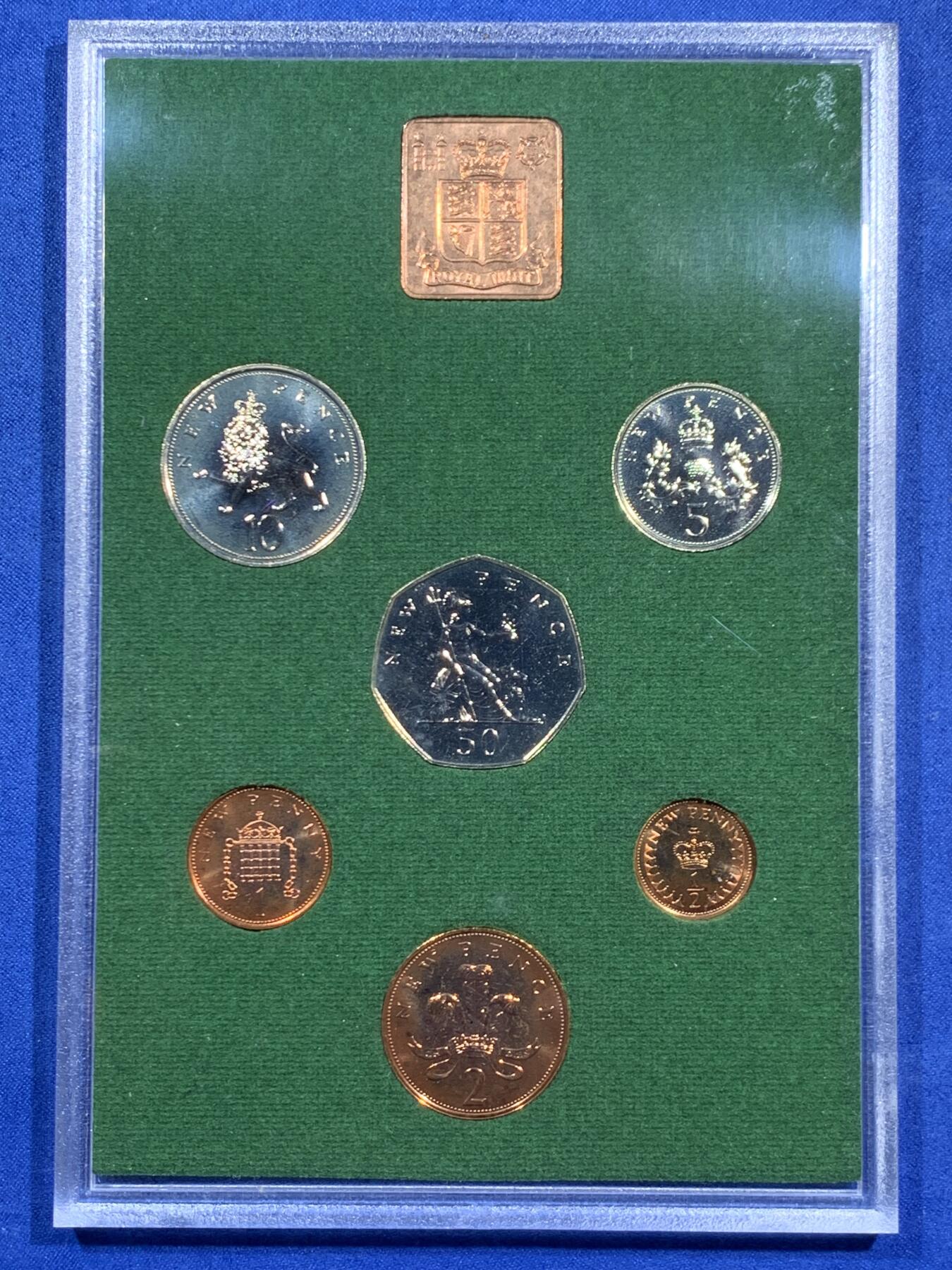 《竞宝斋》第460场 周日，周一，2场连拍 （全场包邮）欢迎送拍 英国1975年精制套币 礼品原装6枚币和1枚章