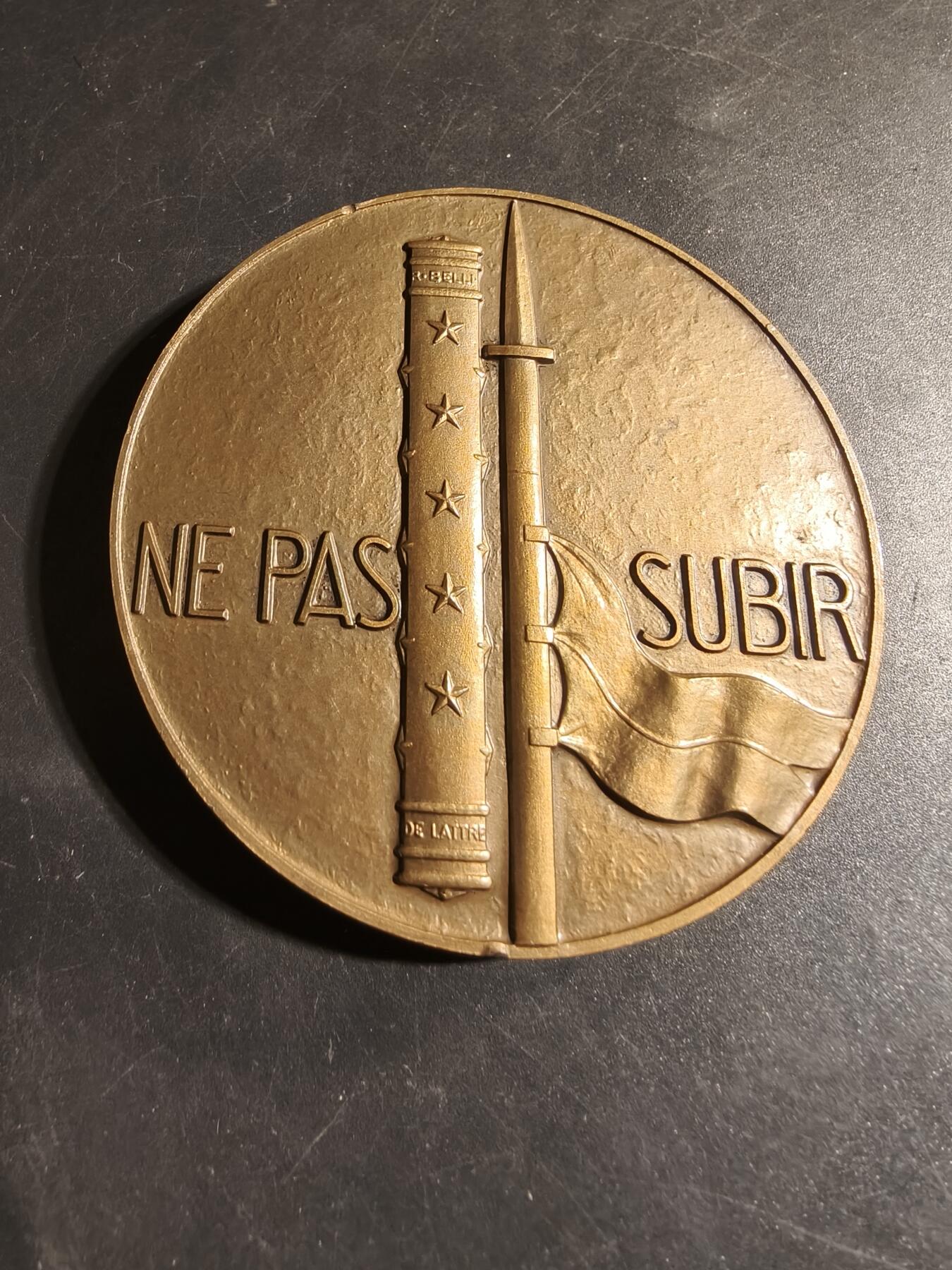 老王徽章第178期 法国二战塔西尼元帅大铜章    原盒高浮雕     大师图灵作品     直径72mm    重量200g