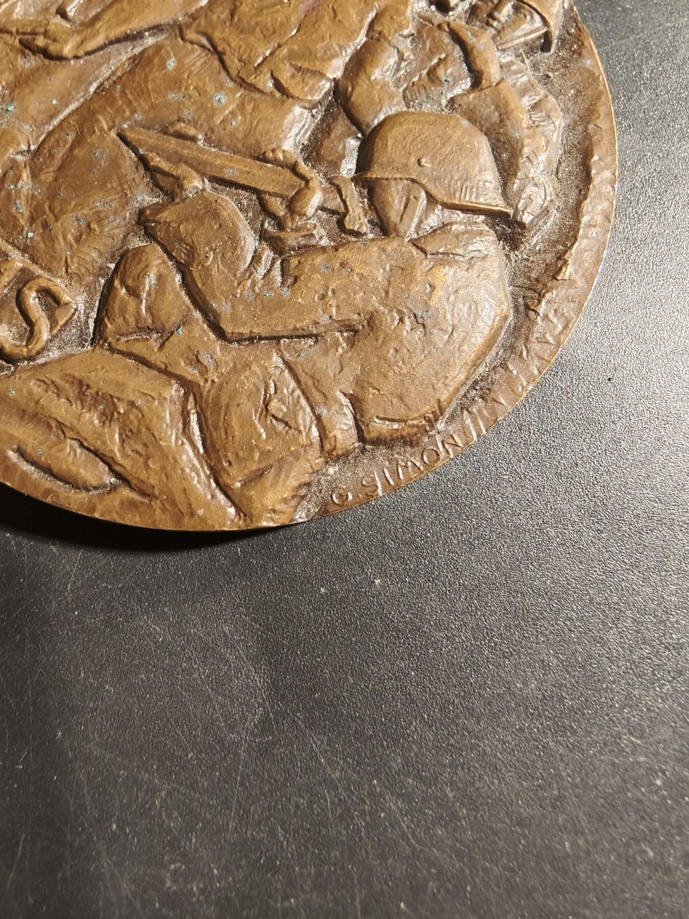 老王徽章第178期 法国1945年3月解放兰斯市大铜章    原盒，盒子卡扣损坏      直径66mm     重量151.7g