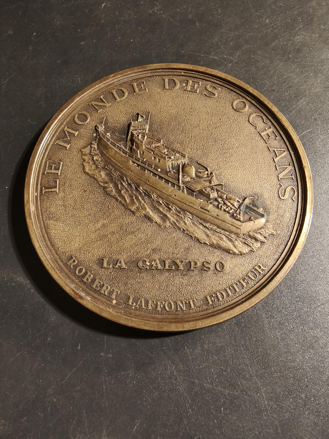 老王徽章第178期 法国罗伯特拉丰特出版社海军探险家雅克·库斯托纪念章 原盒     直径90mm     重量215.5g