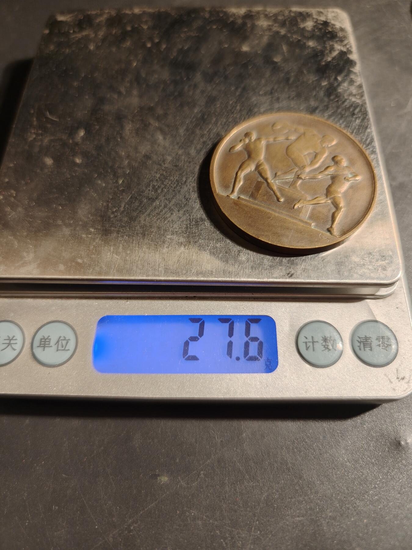 老王徽章第178期 法国古典运动大铜章    原盒    投掷铁饼、铅球、标枪     直径40mm    重量27.6g