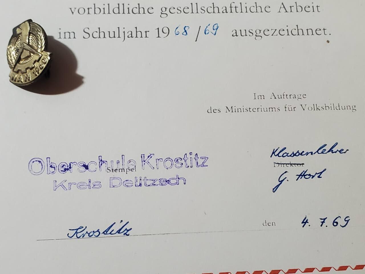 韵星假日拍卖第三十八期 -- Rimey Holidays Auction 38 民主德国社会主义建设功勋活动家证章+社会主义积极学习证书一套 主管亲签