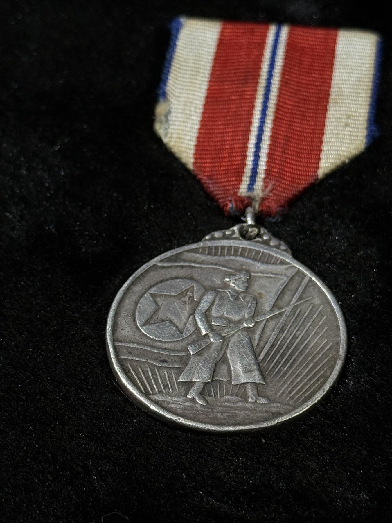 戎马世界章牌大赏第110期 朝鲜军功奖章，早期银制版本