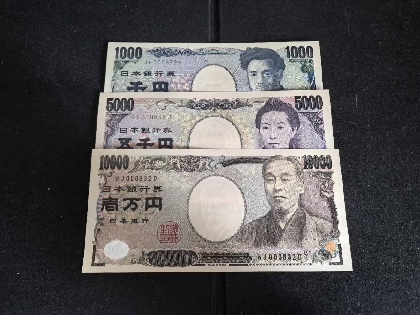 Triple S 第71期 日本1000-5000-10000三张全同号，三位小号，全新UNC