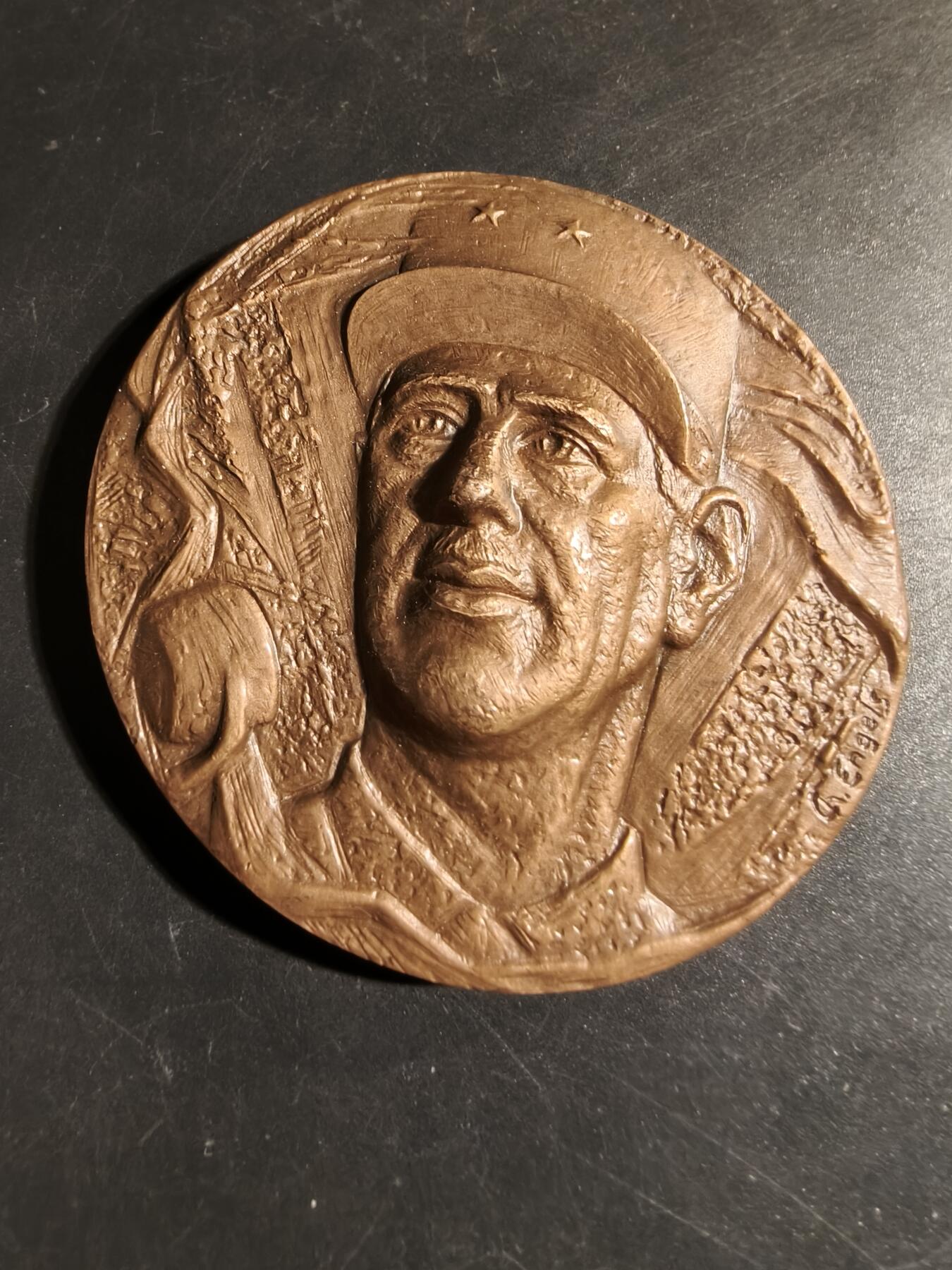 老王徽章第178期 法国戴高乐将军二战大铜章     原盒高浮雕     直径68mm    重量190g