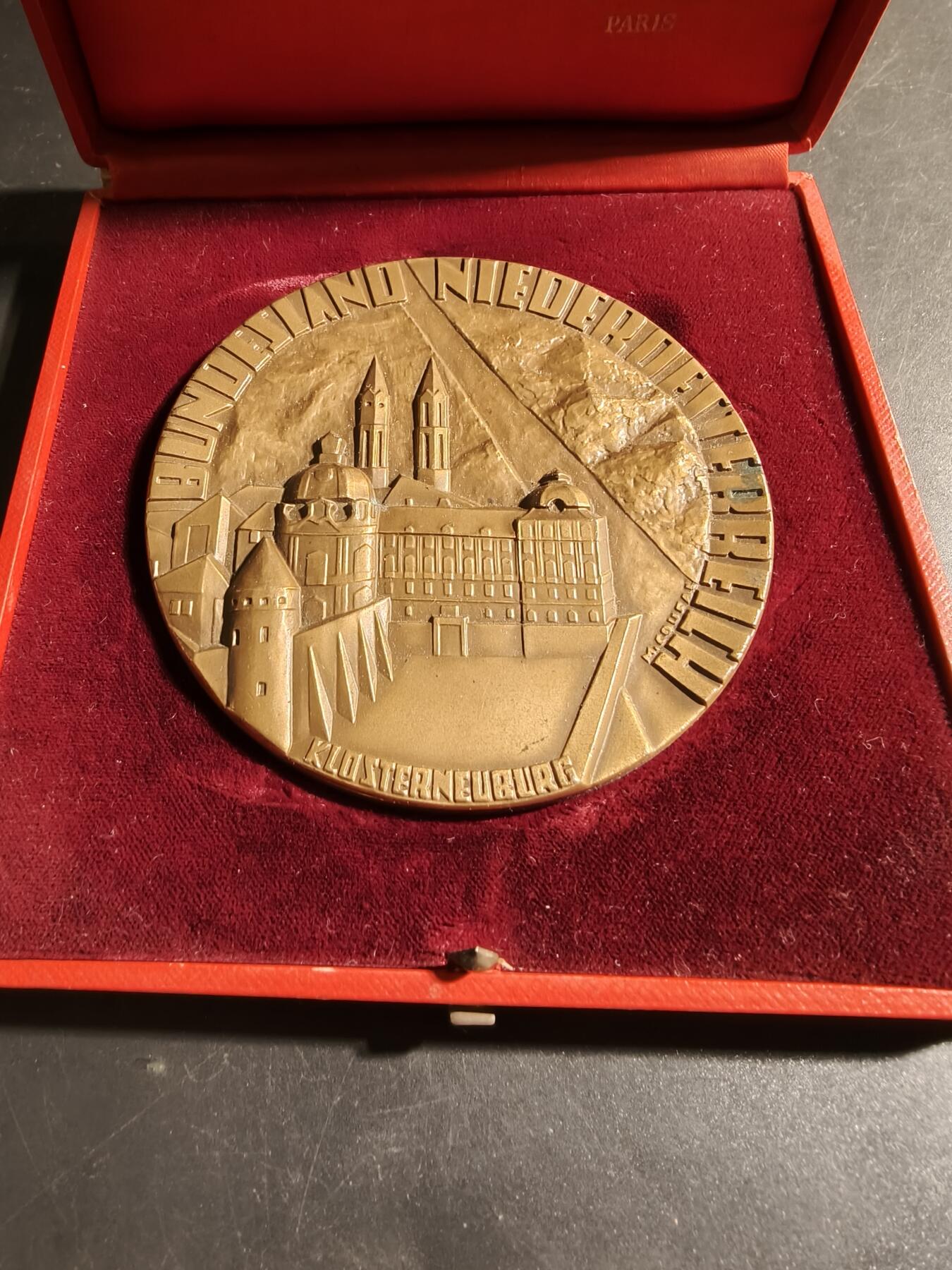 老王徽章第178期 法国克洛斯特新堡修道院大铜章     原盒      直径89mm     重量265.6g