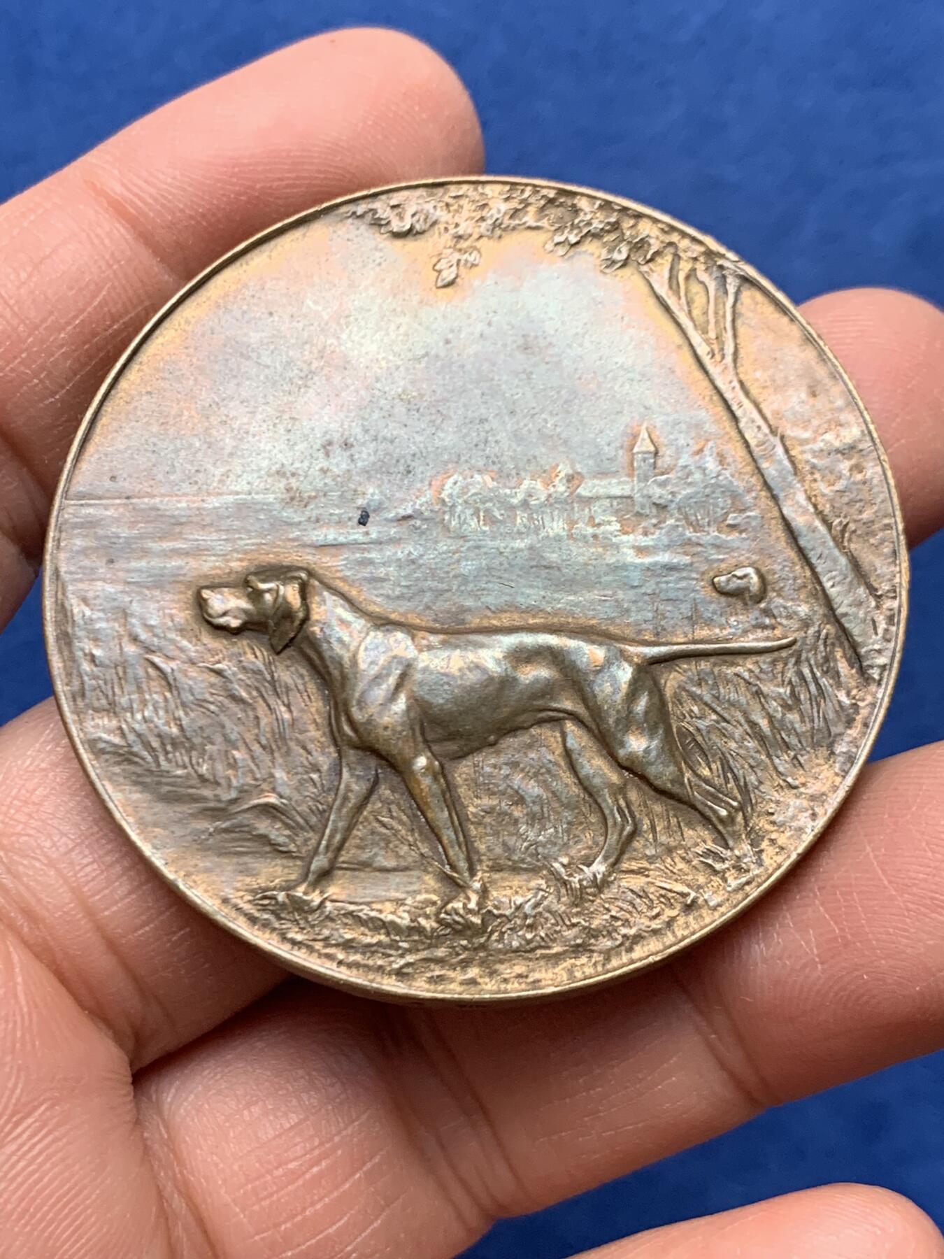 《竞宝斋》第460场 周日，周一，2场连拍 （全场包邮）欢迎送拍 法国北部圣于贝尔猎犬俱乐部纪念章 双面狗狗高浮雕 这样的设计比较少见 大直径 56.5克 50mm