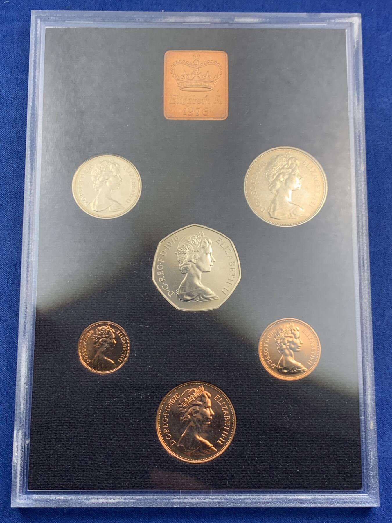 《竞宝斋》第460场 周日，周一，2场连拍 （全场包邮）欢迎送拍 英国1976年精制套币 礼品原装6枚币和1枚章