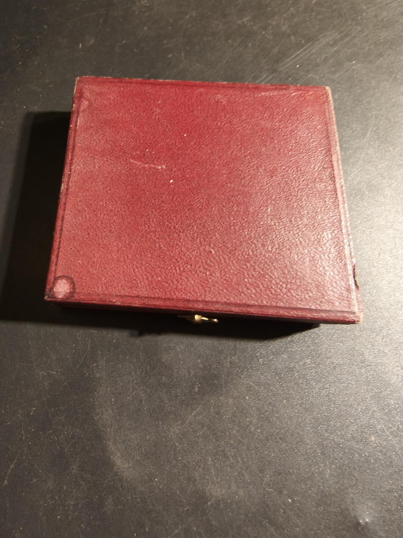 老王徽章第178期 法国方形大铜章     原盒      尺寸50×43mm    重量48.2g