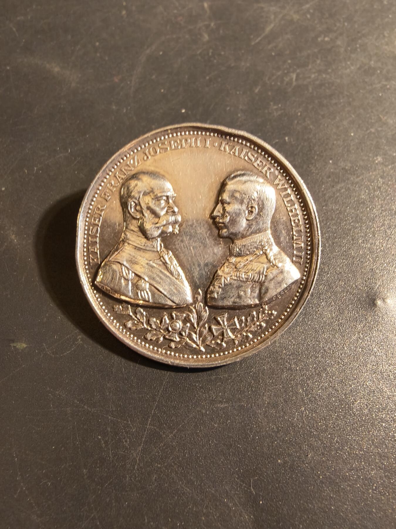 老王徽章第178期 德国一战德奥同盟大银章    正面为弗朗茨一世与威廉二世胸像    990银     直径36mm    .重量19.2g
