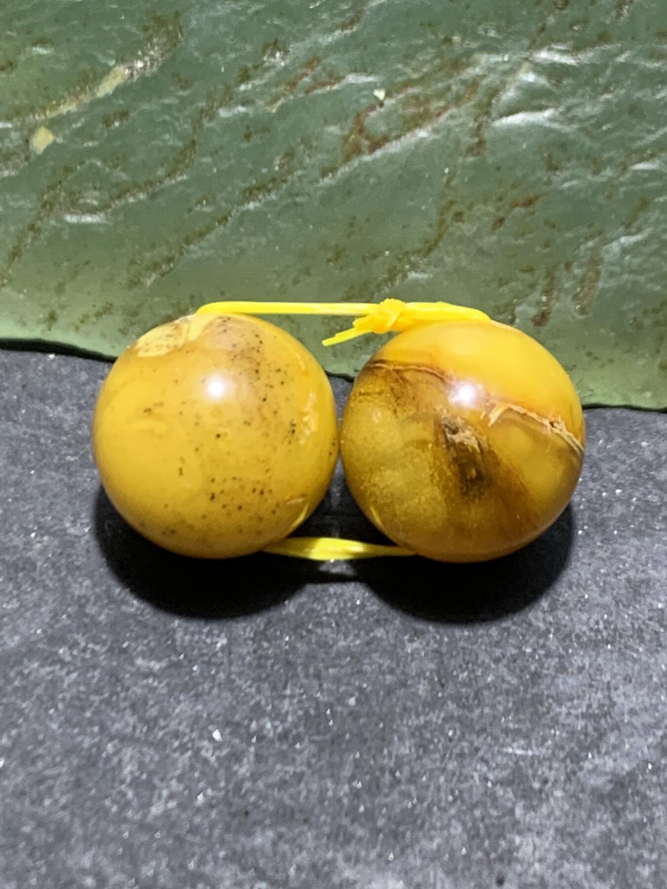 天然俄料蜜蜡通货圆珠一对，