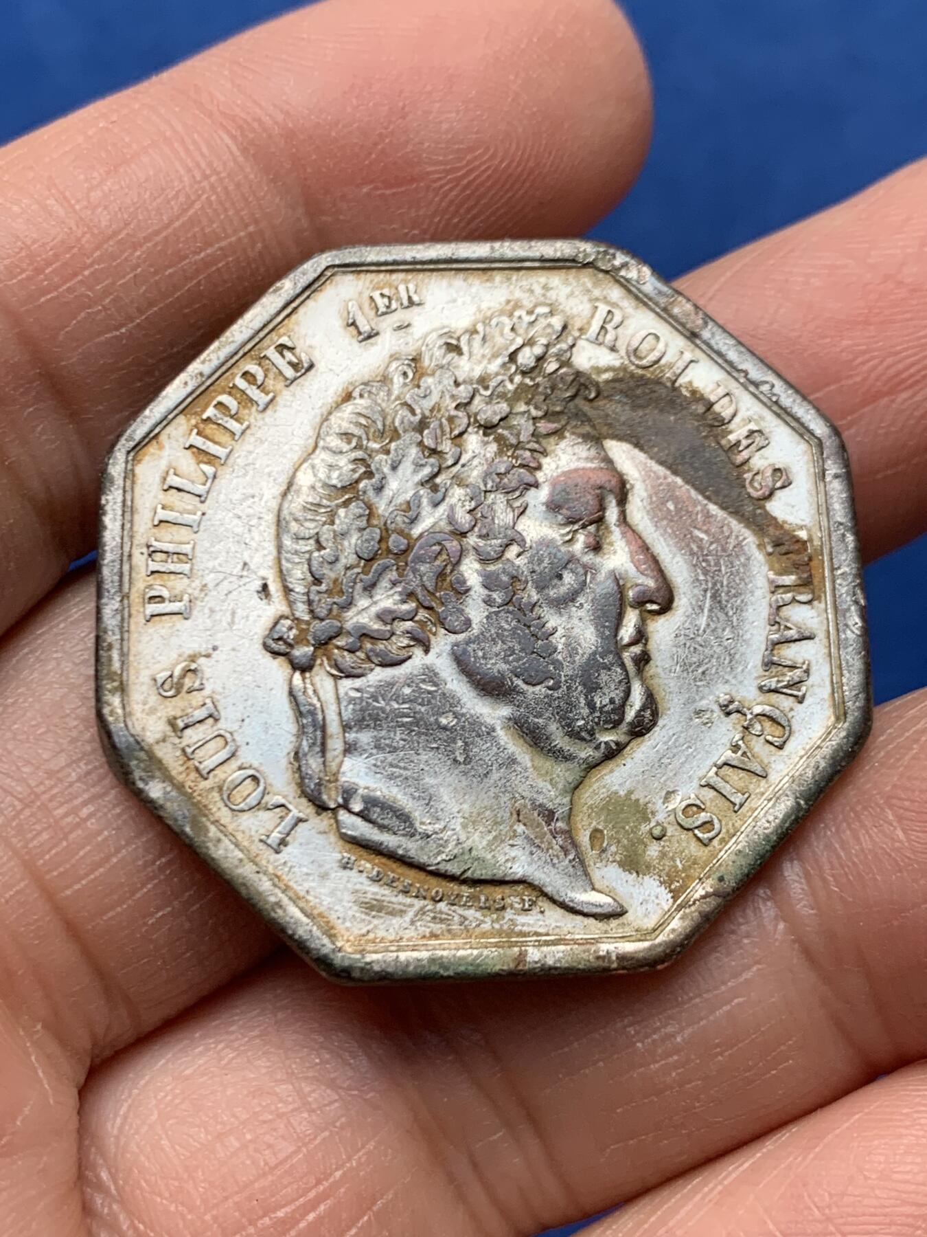 《竞宝斋》第460场 周日，周一，2场连拍 （全场包邮）欢迎送拍 巴黎公共商店镀银铜质八角代币，直径35.6mm，重18.8克