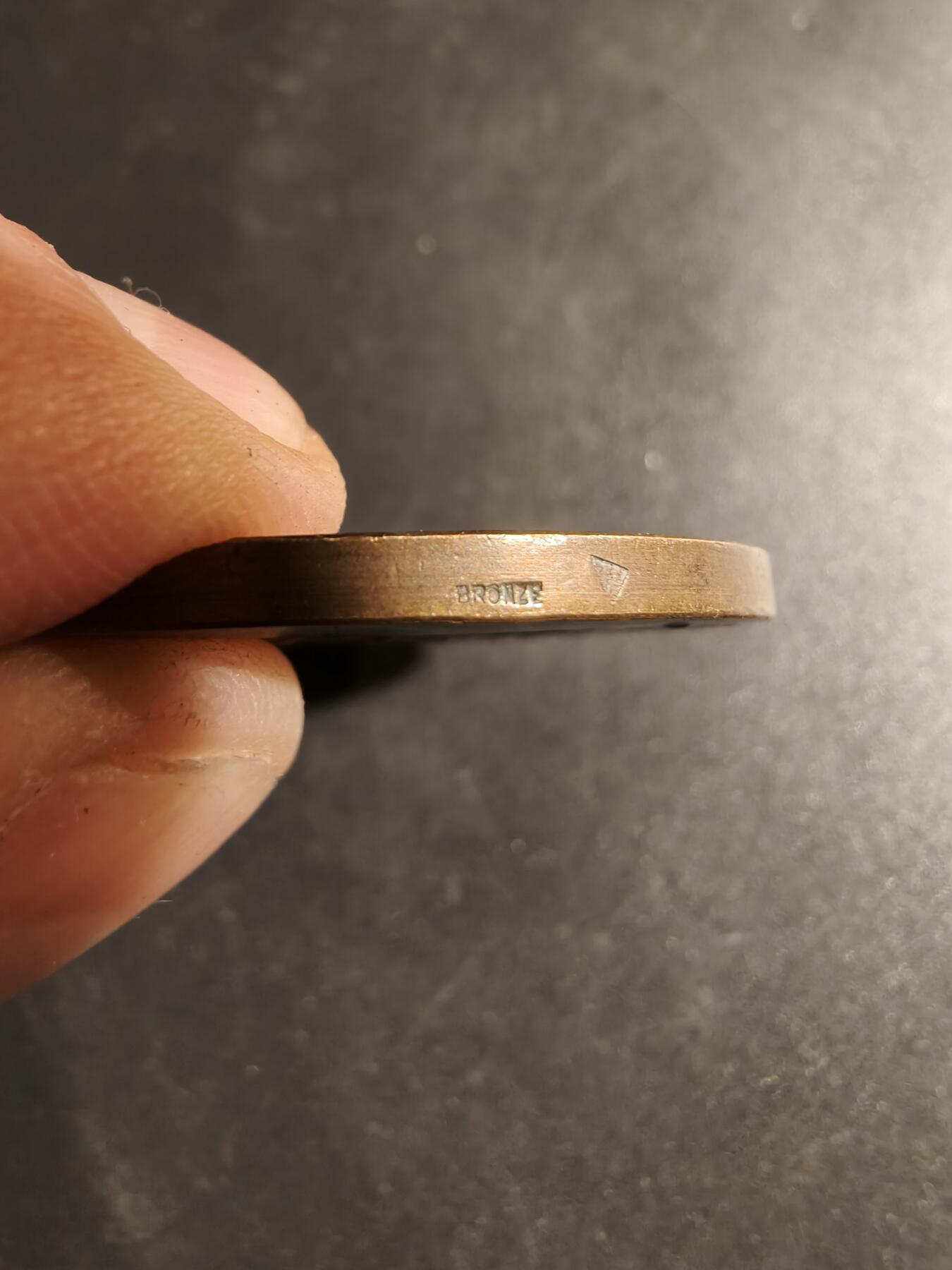 老王徽章第178期 法国古典运动大铜章    原盒    投掷铁饼、铅球、标枪     直径40mm    重量27.6g