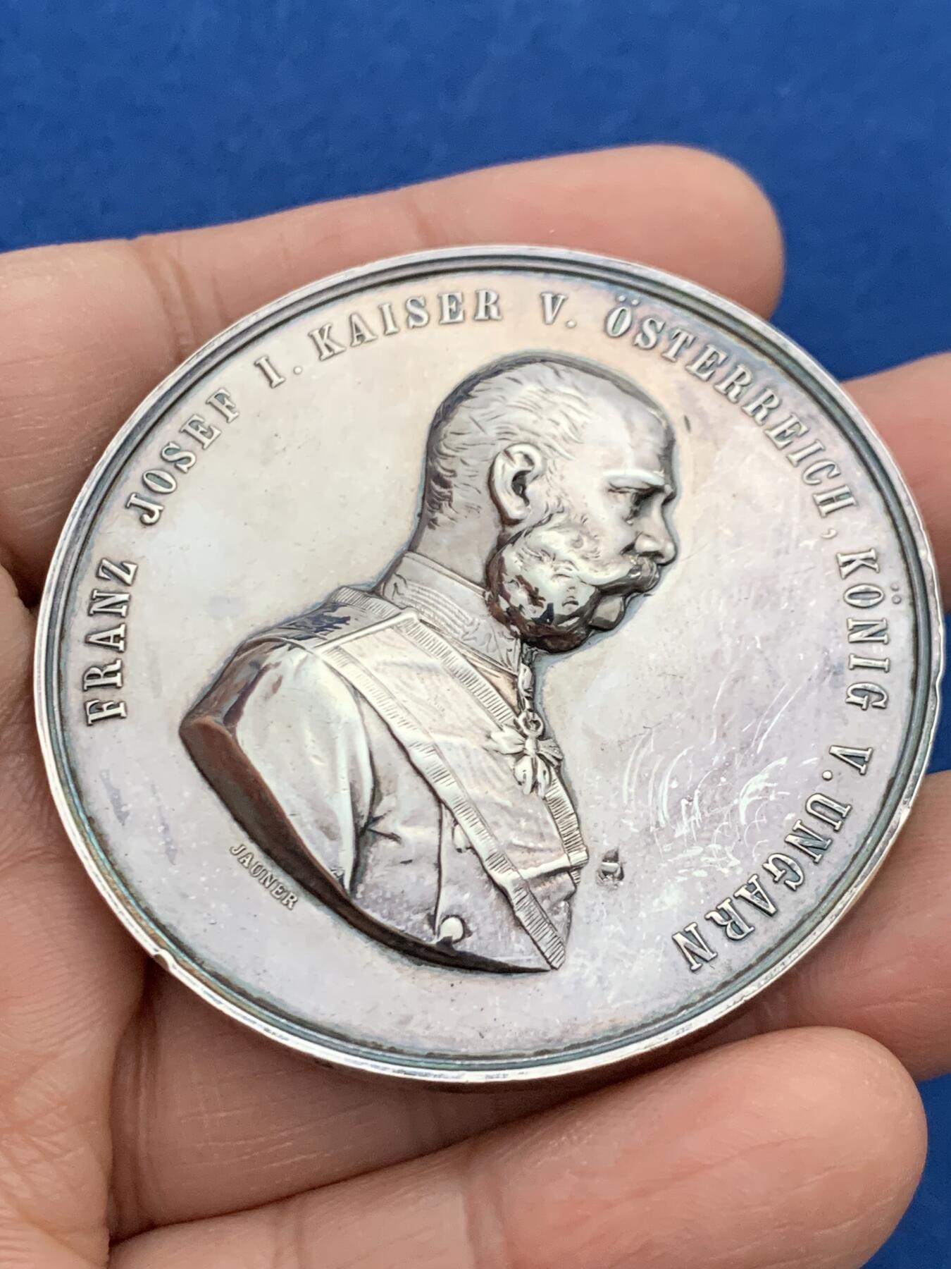 《竞宝斋》第460场 周日，周一，2场连拍 （全场包邮）欢迎送拍 1892年奥地利纪念德意志皇帝威廉二世访问维也纳纪念大银章 69.1克 53.6mm