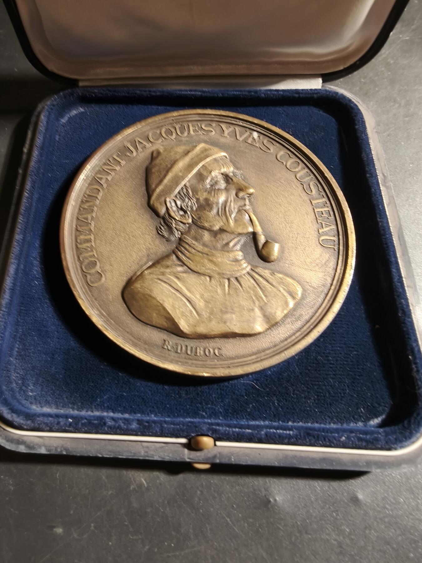 老王徽章第178期 法国罗伯特拉丰特出版社海军探险家雅克·库斯托纪念章 原盒     直径90mm     重量215.5g