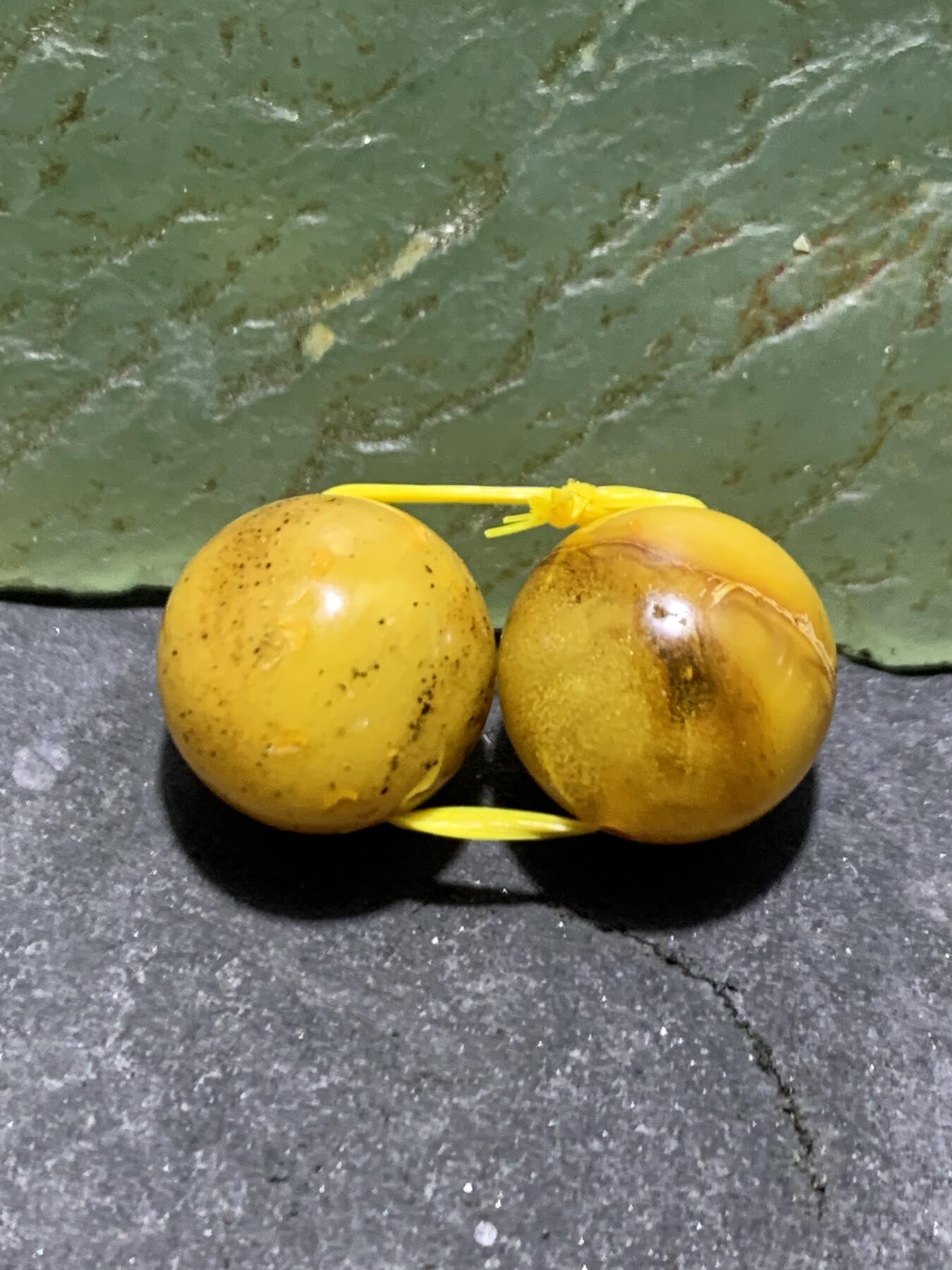 天然俄料蜜蜡通货圆珠一对，