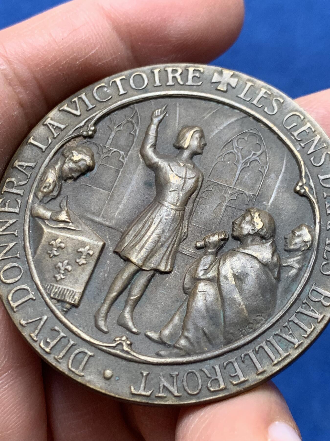 《竞宝斋》第460场 周日，周一，2场连拍 （全场包邮）欢迎送拍 圣女贞德在普瓦捷的自省500周年纪念铜章 正方形铜标 57.3克 49.6mm