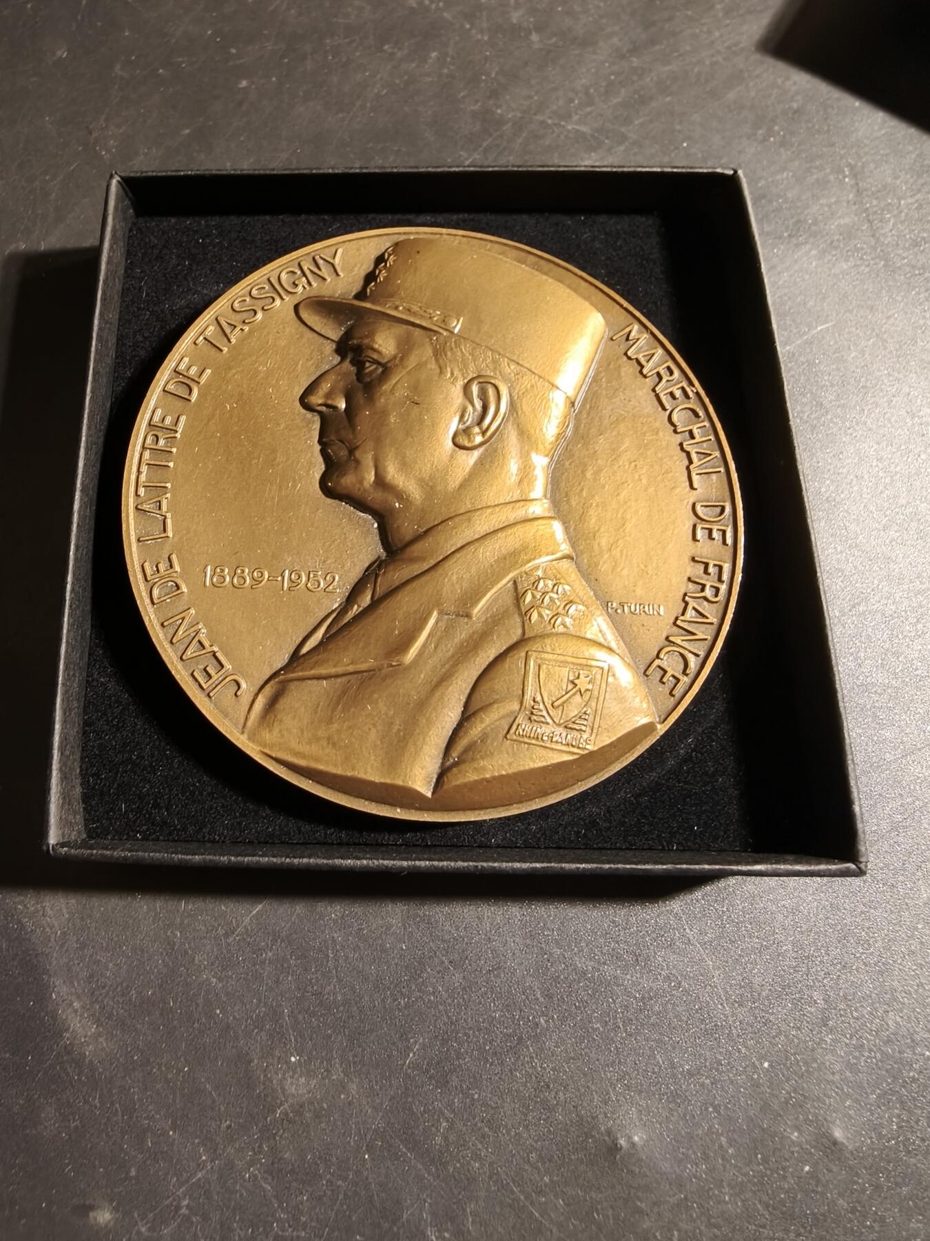 老王徽章第178期 法国二战塔西尼元帅大铜章    原盒高浮雕     大师图灵作品     直径72mm    重量200g