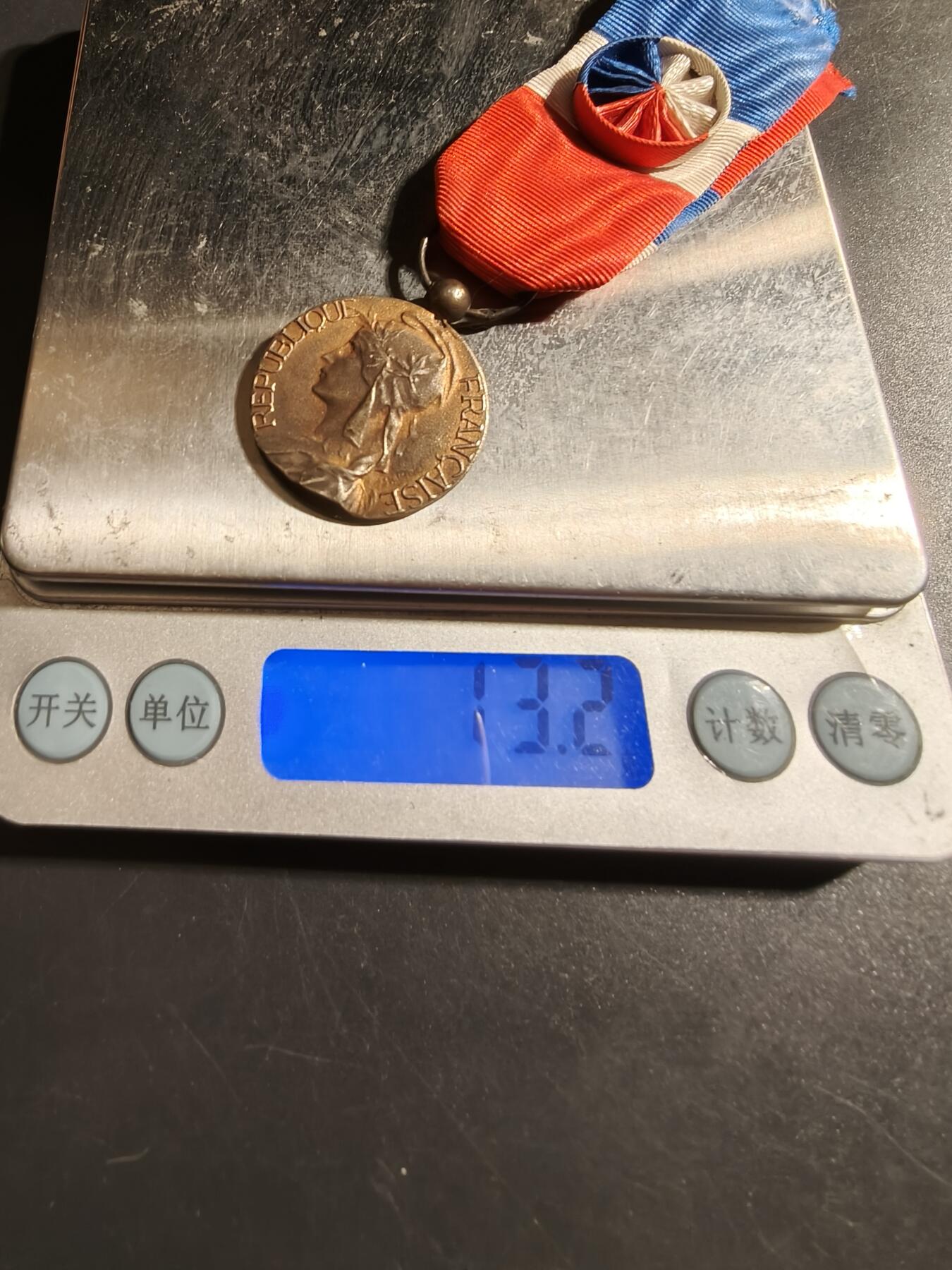 老王徽章第178期 法国金级劳动荣誉奖章    大师里维特版本     螃蟹银标     银镀金1963年实发      13.2g 