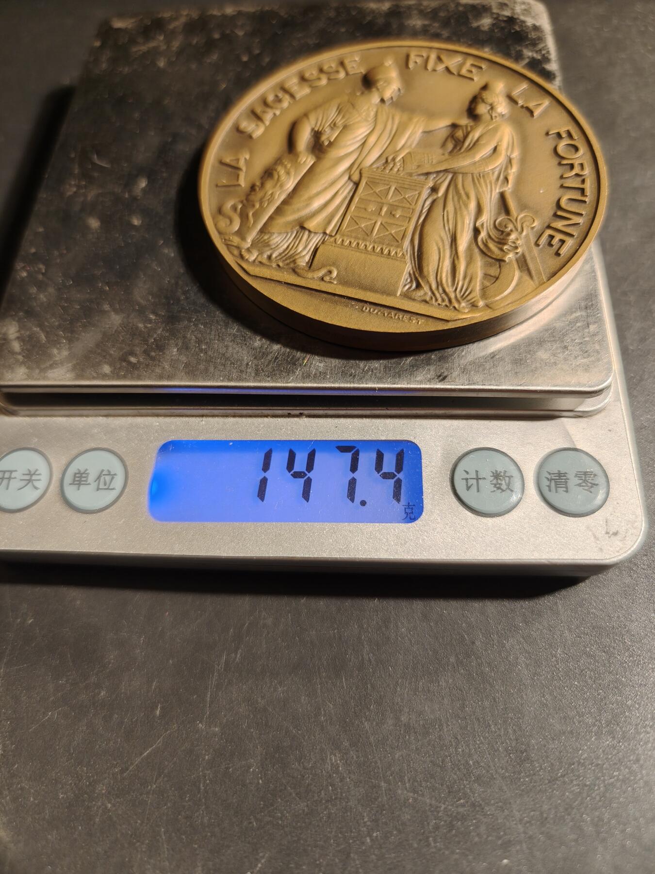老王徽章第178期 法国法兰西银行成立百年大铜章     原盒    经典作品   密涅瓦与福图娜，象征智慧与财富      直径68mm     重量147.4g