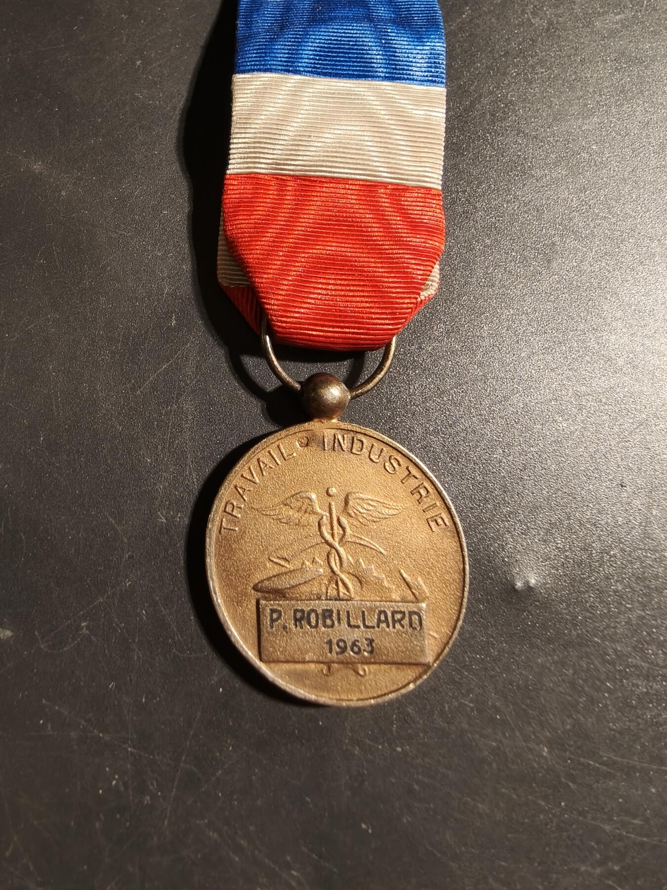 老王徽章第178期 法国金级劳动荣誉奖章    大师里维特版本     螃蟹银标     银镀金1963年实发      13.2g 