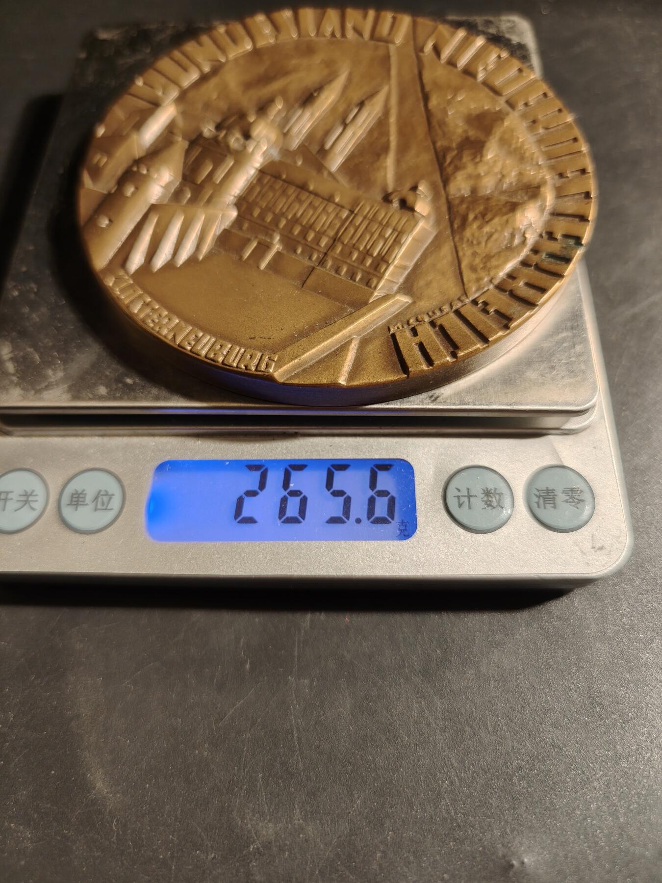 老王徽章第178期 法国克洛斯特新堡修道院大铜章     原盒      直径89mm     重量265.6g