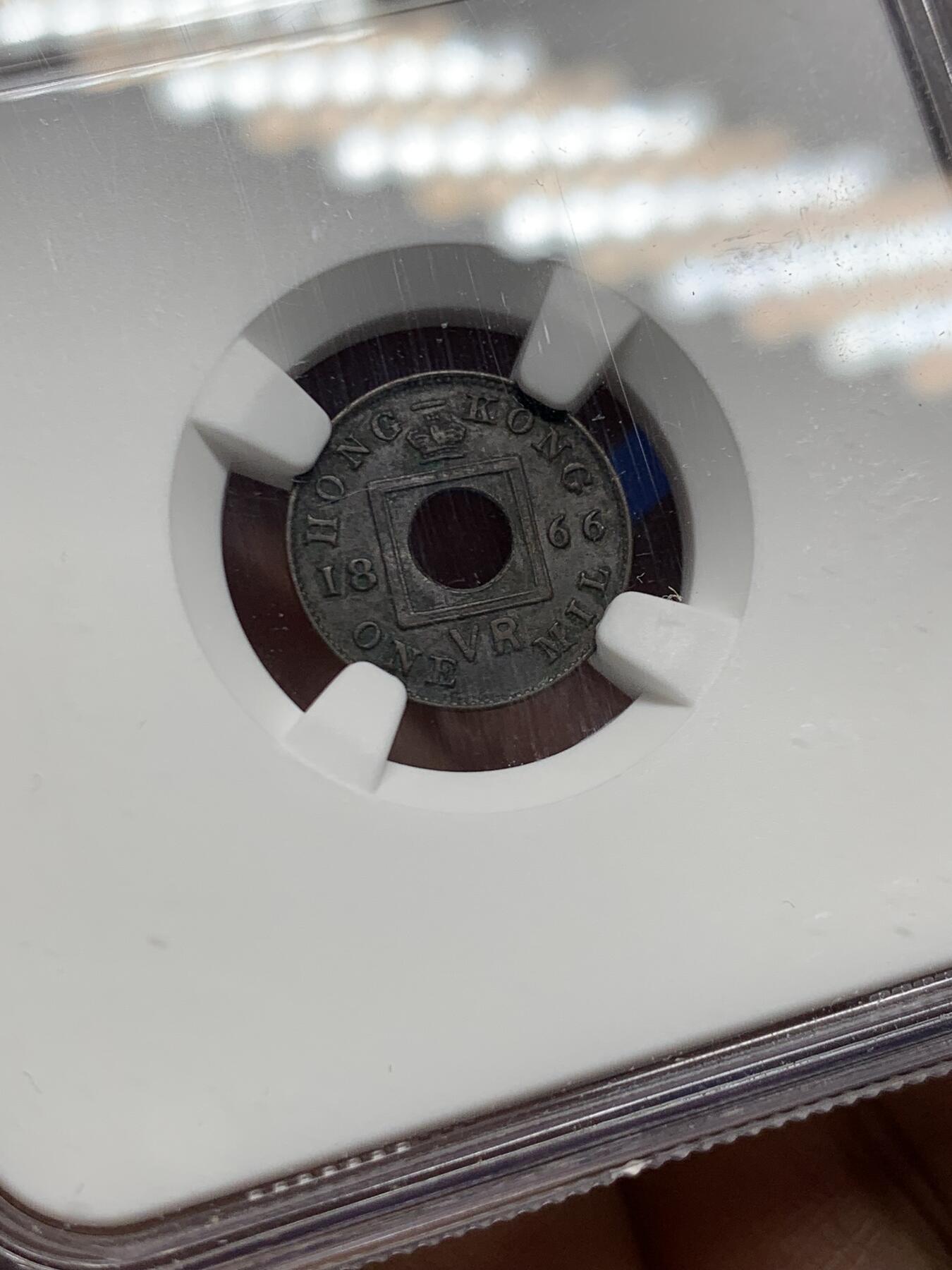 《竞宝斋》第460场 周日，周一，2场连拍 （全场包邮）欢迎送拍 NGC AU53BN 香港 1866年 一千 铜币 原味包浆 图像清晰 皇冠凹凸可见 香港第一款辅币 自然包浆