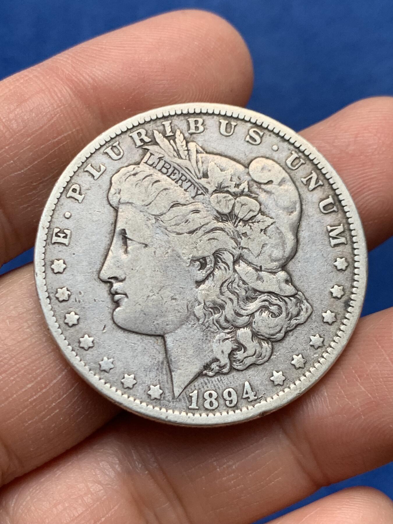 《竞宝斋》第460场 周日，周一，2场连拍 （全场包邮）欢迎送拍 美国1894 年O版摩根银币 3大特年之一 年份玩家必备的年份之一 国内市场少见 国外价高 VF品相 流通好品