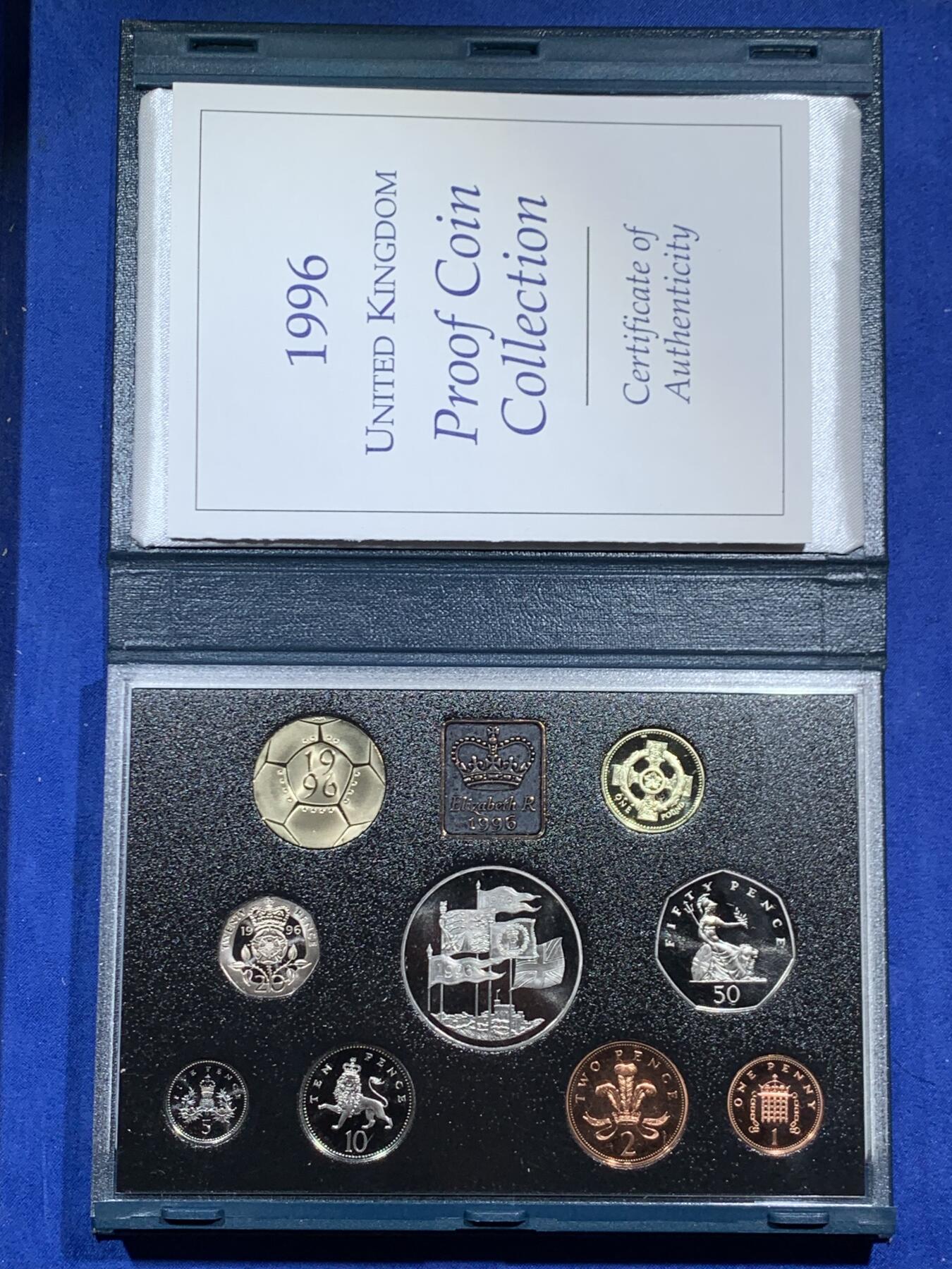 《竞宝斋》第460场 周日，周一，2场连拍 （全场包邮）欢迎送拍 英国1996年精制套币，带1枚5英镑女王70大寿精致纪念币，1枚2英镑欧洲杯精致纪念币，1枚1英镑凯尔特十字精致纪念币，9枚币盒证齐全，品相精美，高档盒装